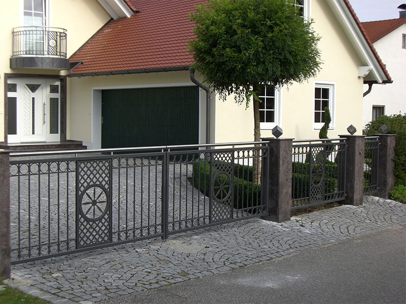 Hoftor mit Metallverzierung