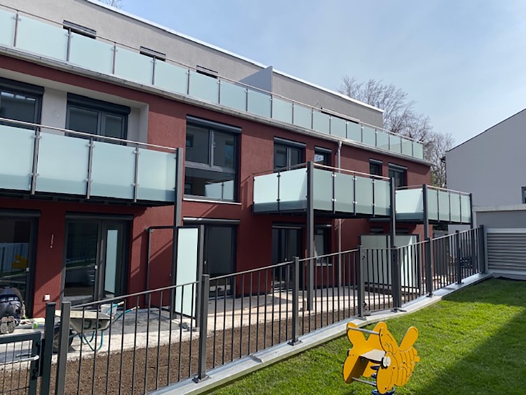Balkonanlage mit Glasfüllung matt